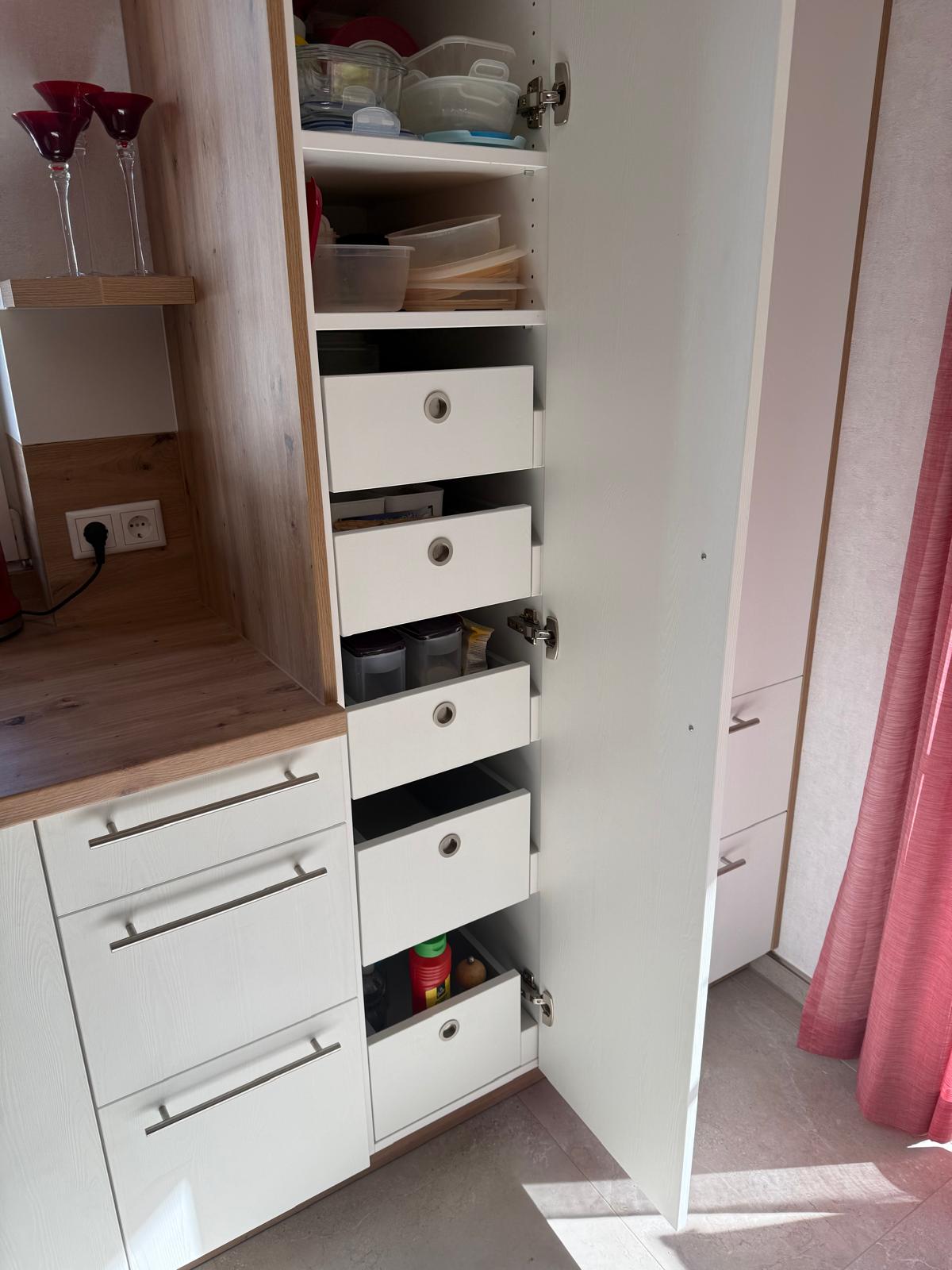 Vorratshochschrank mit Fachböden oben und Innenauszügen unten.