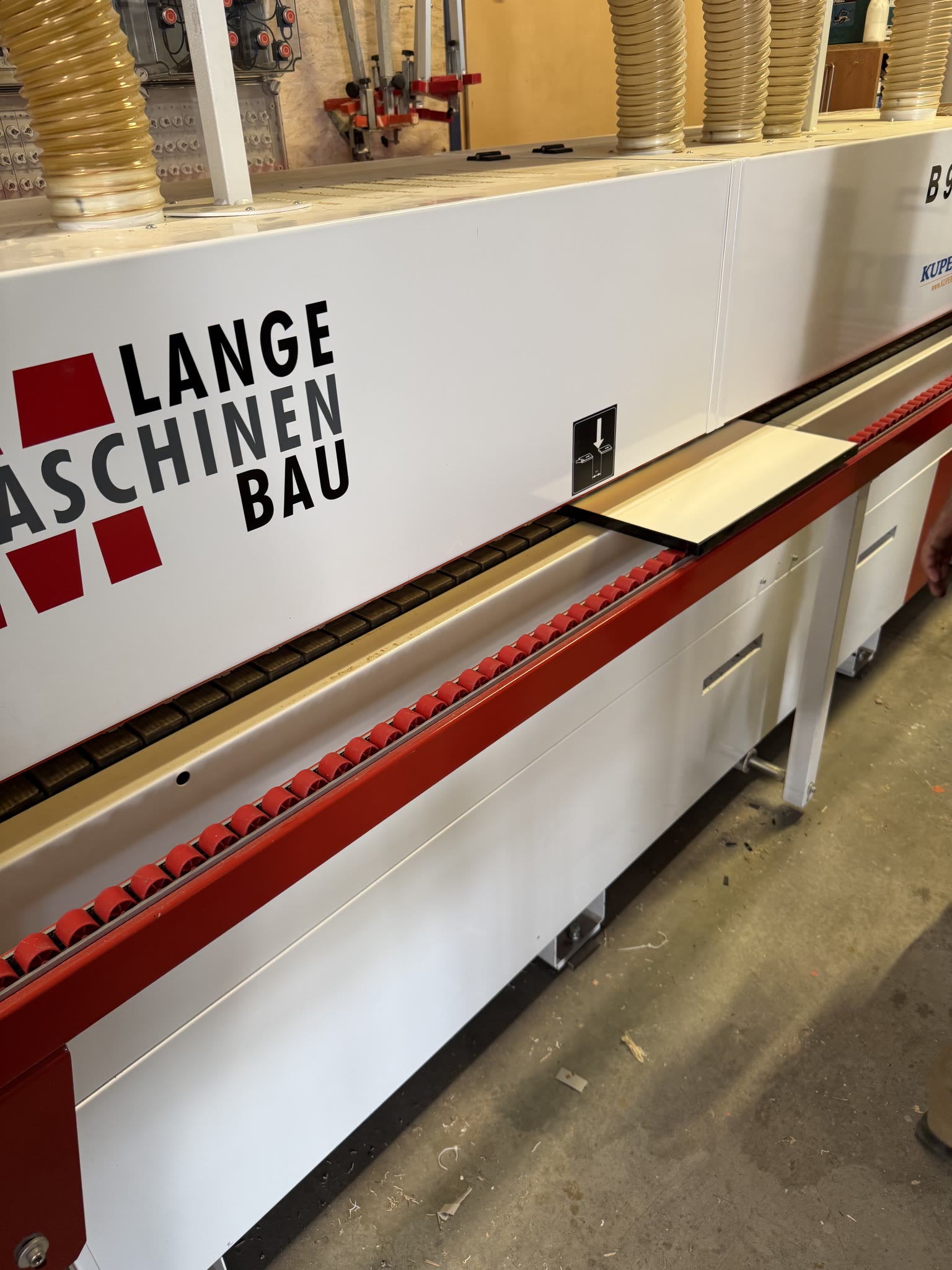 Die Kuper B 90 KFE im Einsatz – digitale Steuerung und präzise Technik auf engstem Raum.