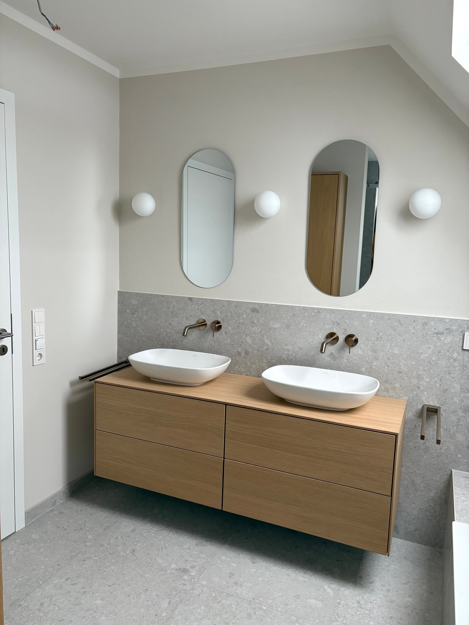 Badezimmer mit Dachschräge planen: Doppelwaschtisch im Neubau