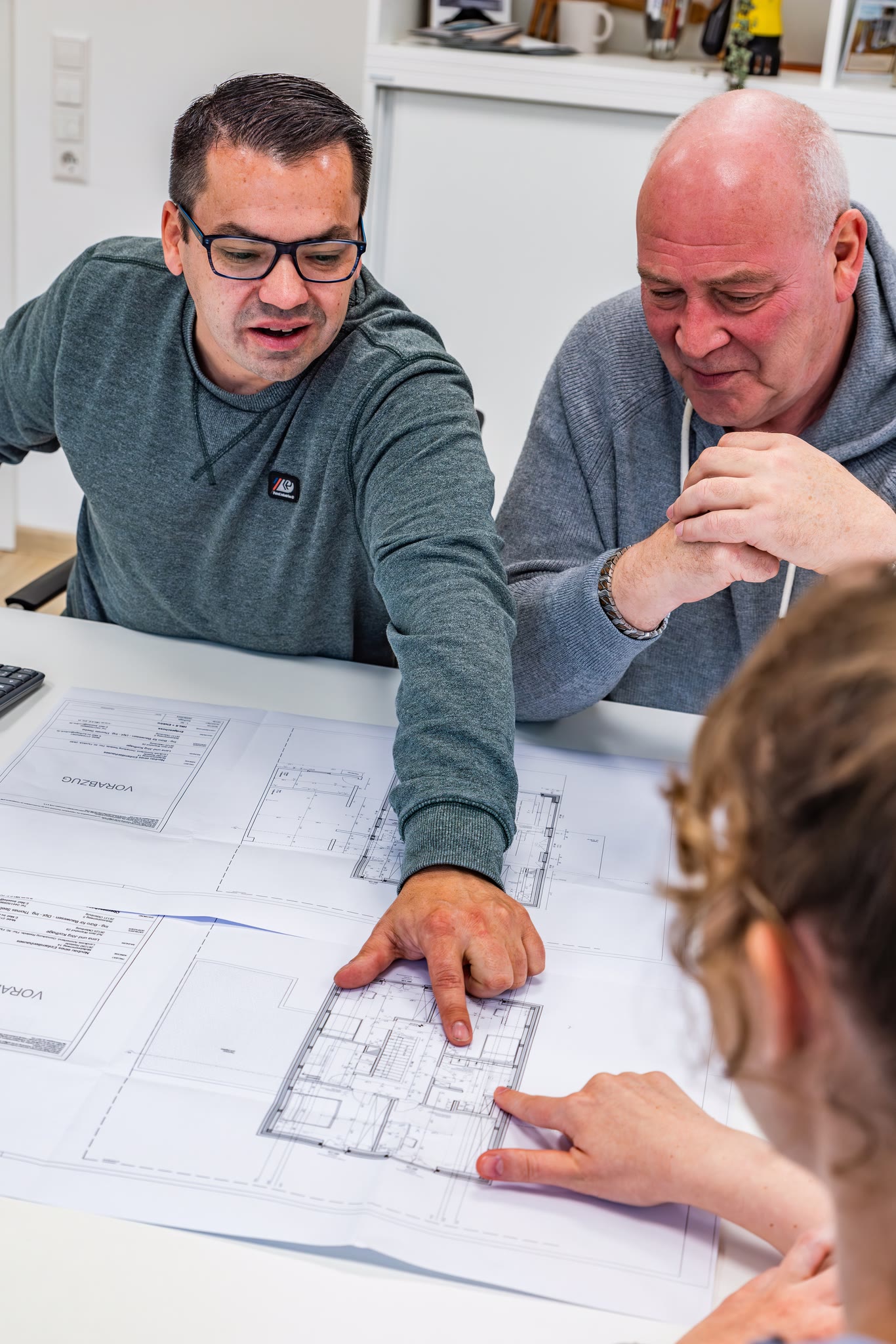 Im Planungsgespräch gehen wir den Grundriss gemeinsam durch und klären Details direkt am Plan.