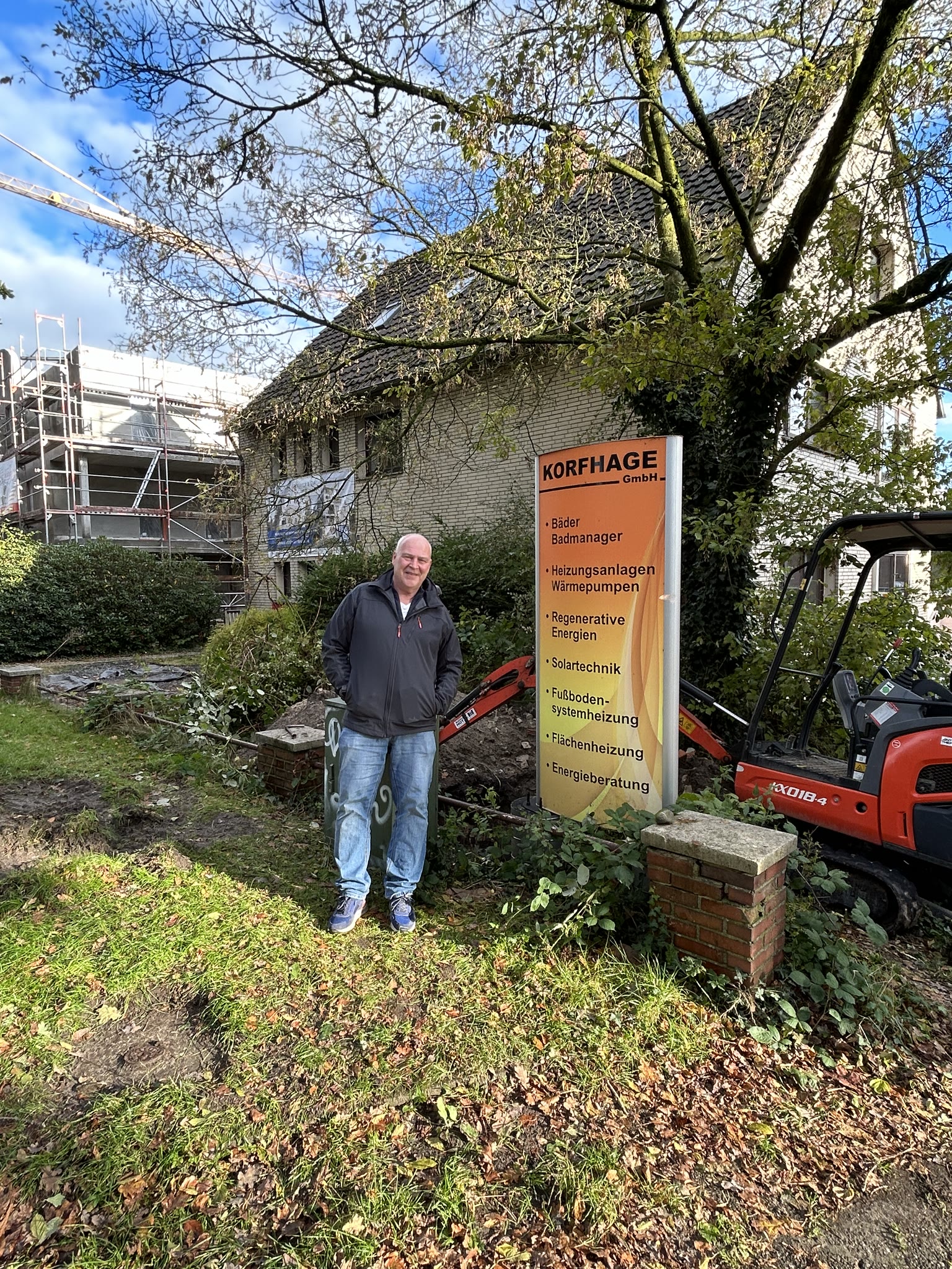 Abschied vom alten Standort: der Klinkerbau mit Satteldach und orangefarbener Werbestele zu Beginn der Bauarbeiten.