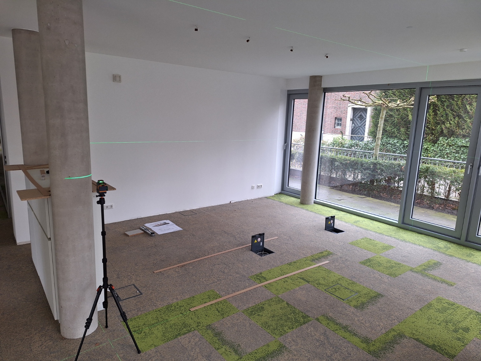 Vor dem Einbau: Aufmaß mit Kreuzlinienlaser im noch leeren Foyer.