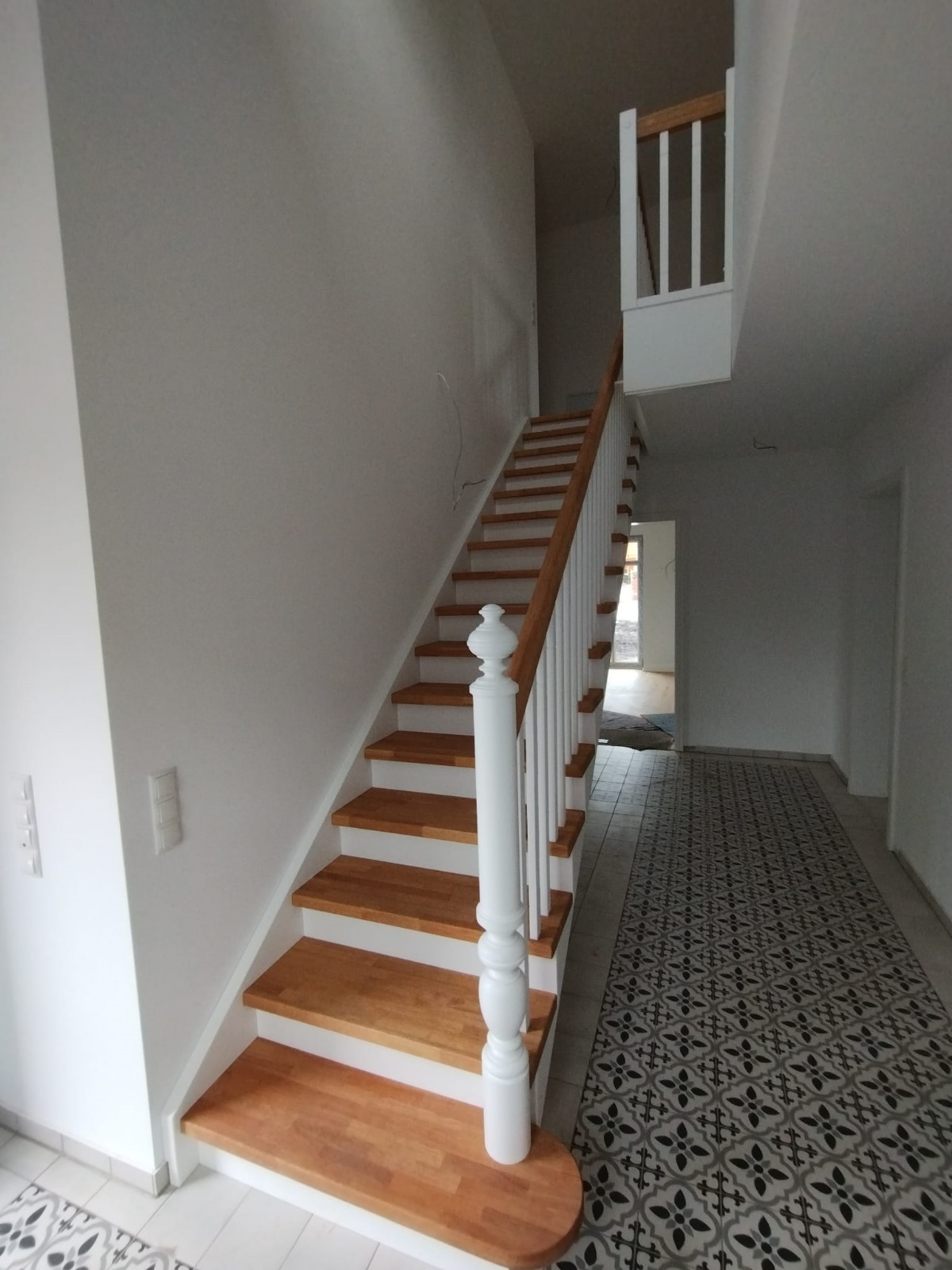 Massivholztreppe mit Galeriegeländer im Altbau nach Maß