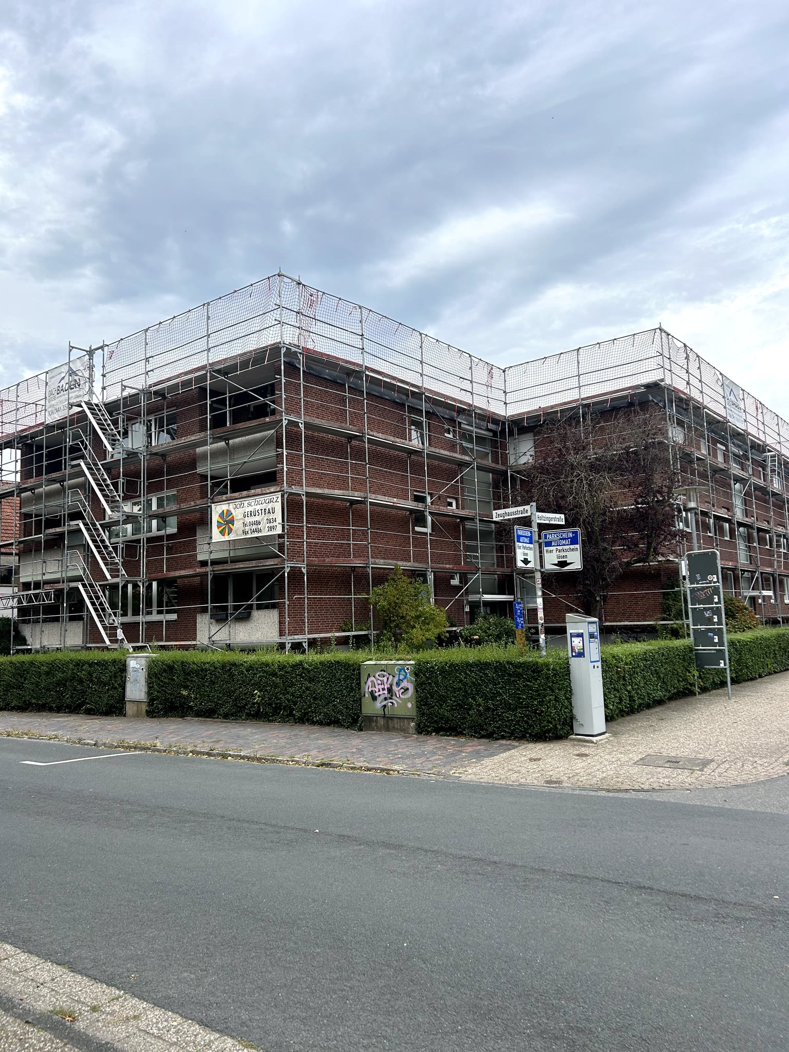 Vollständig eingerüstet mit Treppenturm und Fangnetzen: Die Dachsanierung läuft.