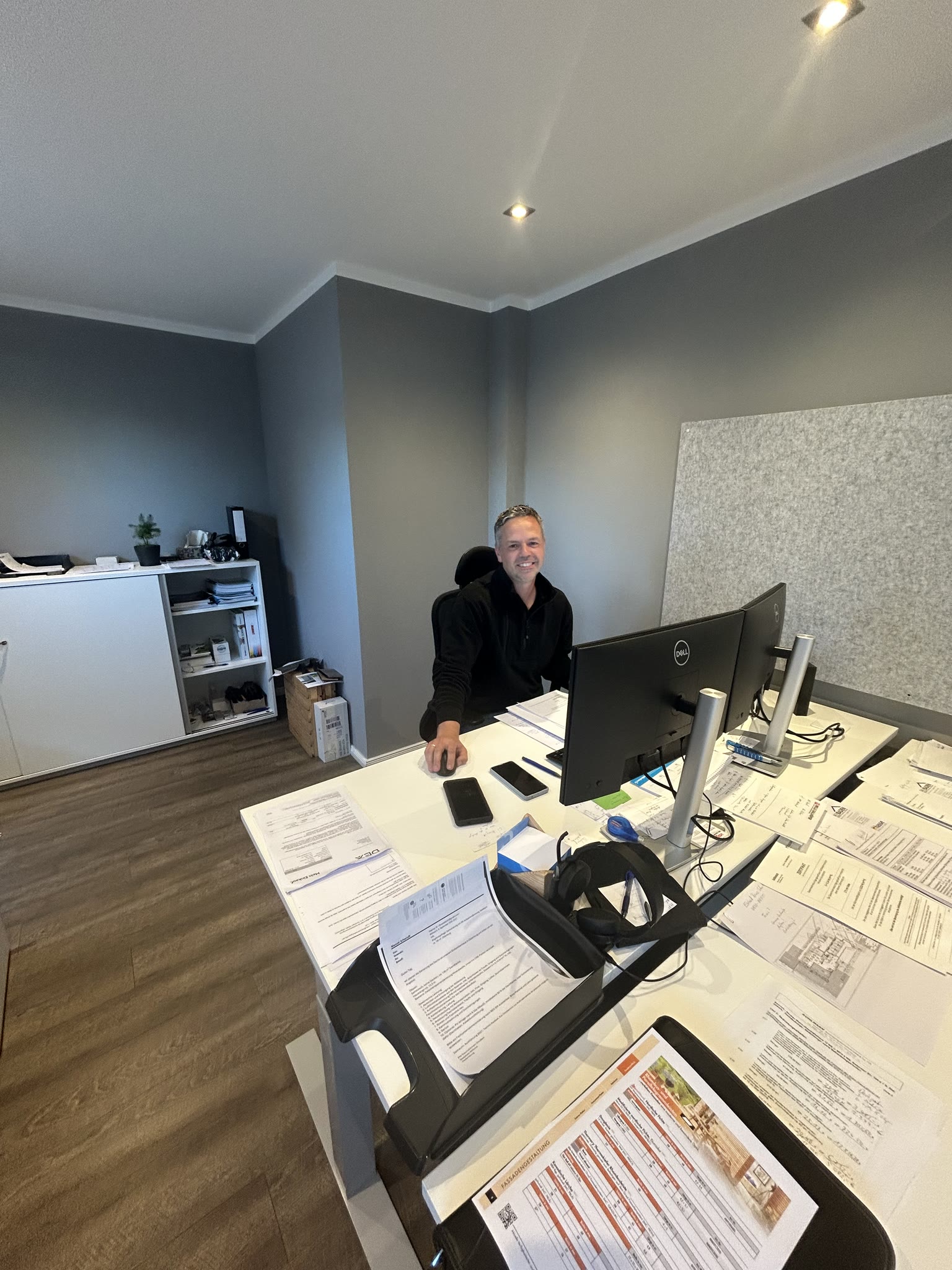 Im Büro werden Angebote, Rückfragen und Materialabstimmung bearbeitet.