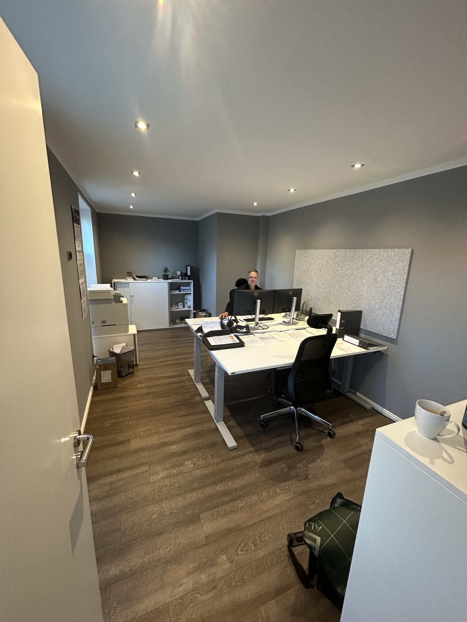 Moderne Arbeitsplätze für Planung und Organisation im neuen Gebäude.