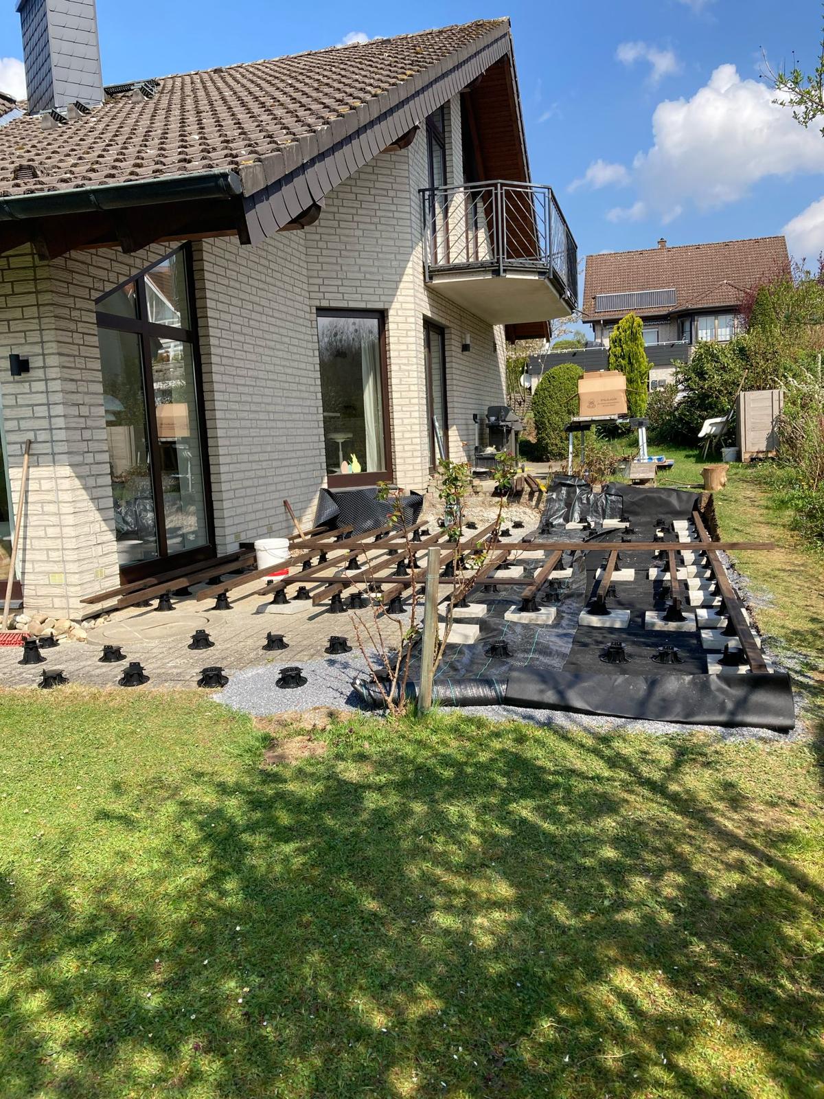 Vor dem ersten Brett: Splittbett, Vlies, Betonplatten und Lagerhölzer auf verstellbaren Stelzlagern.