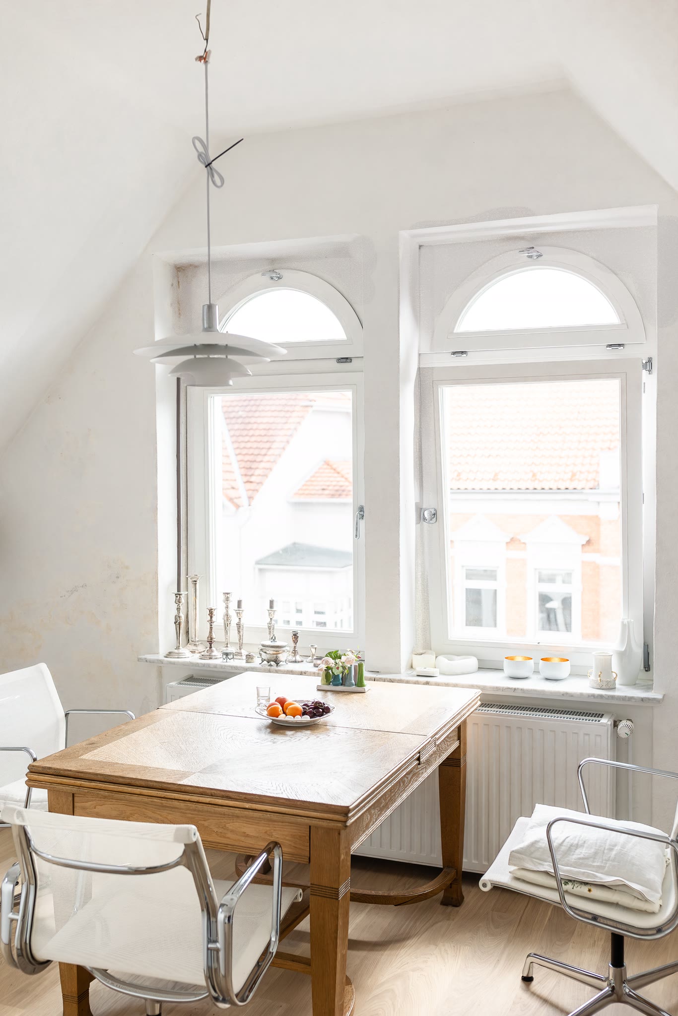 Heller Dachgeschossraum mit den neuen Fenstern samt Rundbogen-Oberlichtern und Marmorfensterbänken.
