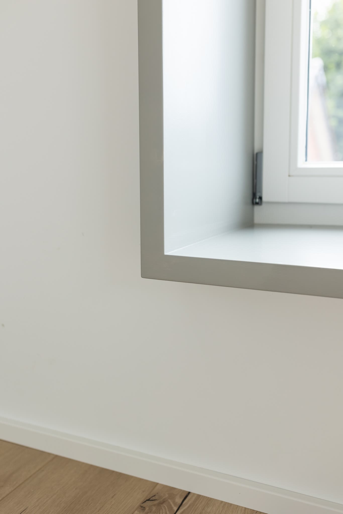 Der Übergang von Laibung, Fensterbank, Sockelleiste und Dielenboden – hier zeigt sich Tischlerarbeit im Millimeterbereich.