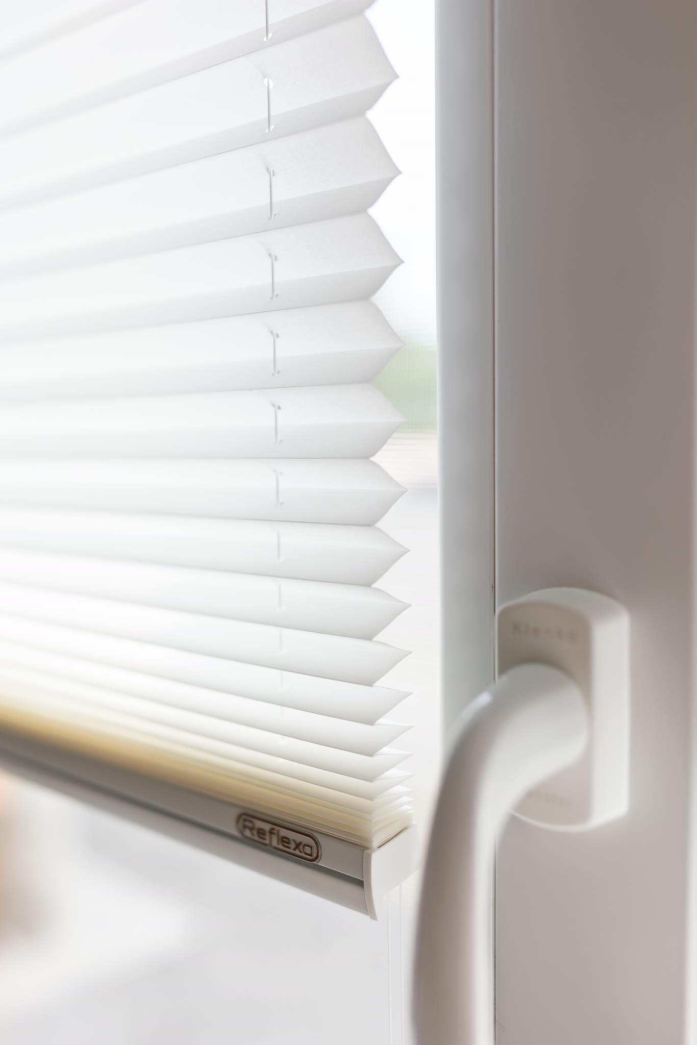 Fenstergriff und Sonnenschutz aus einer Hand: Detail an einem fertig montierten Element.